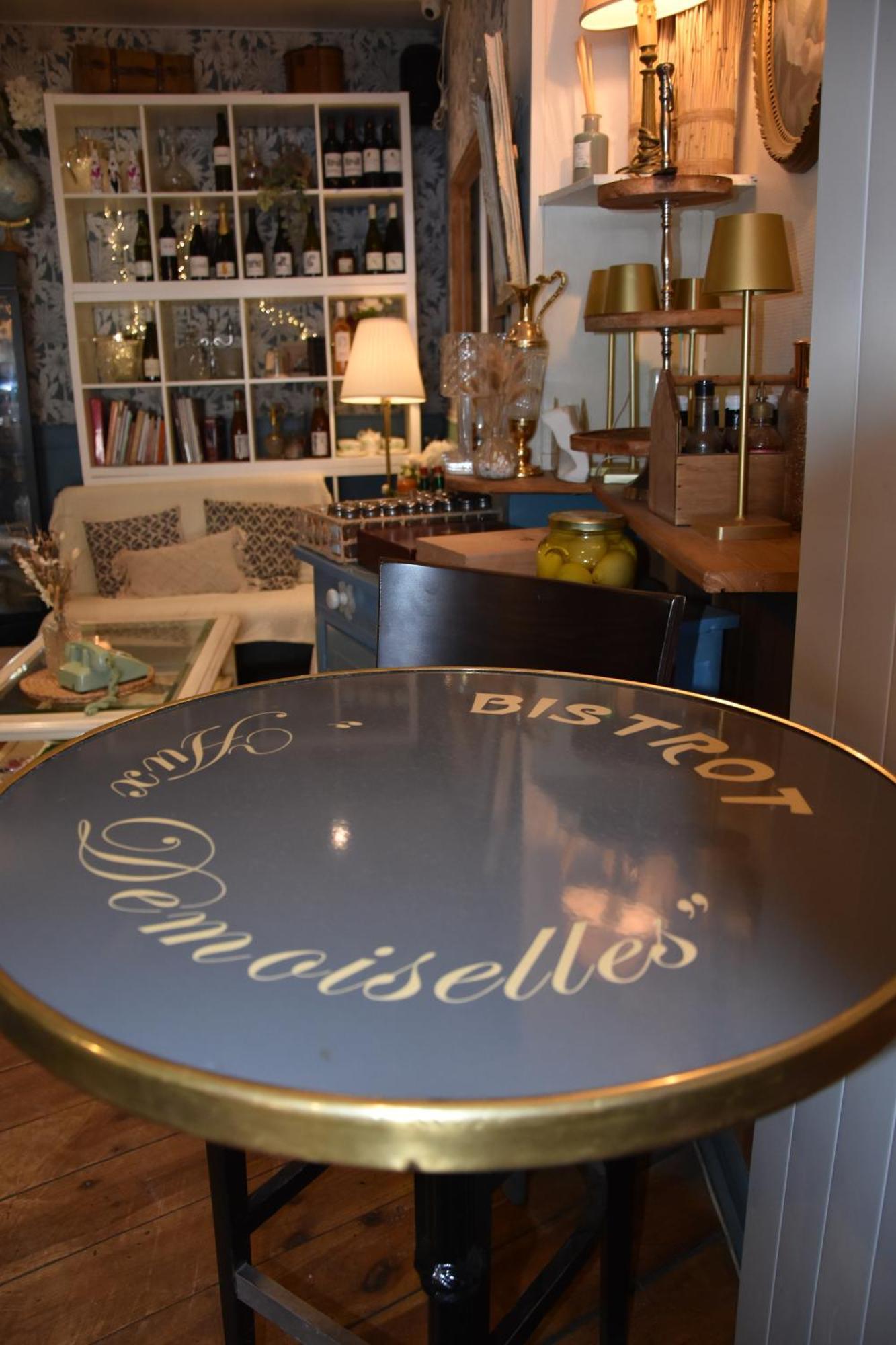 Les Demoiselles Couette-café *